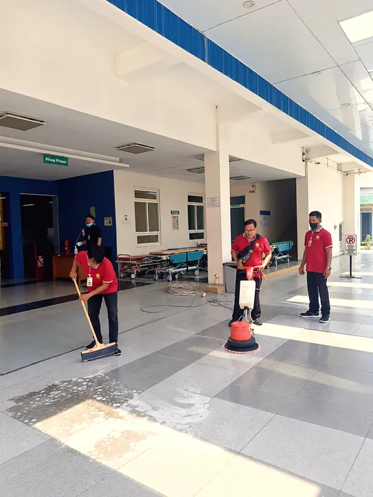 Petugas JDP membersihkan lantai lobi rumah sakit