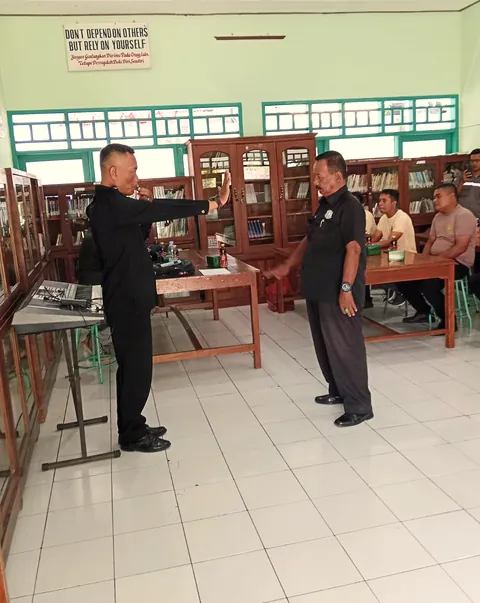 Satpam JDP memberi arahan di ruang perpustakaan