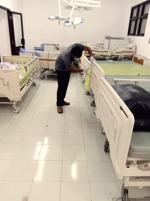 Petugas merapikan ruang rawat inap rumah sakit