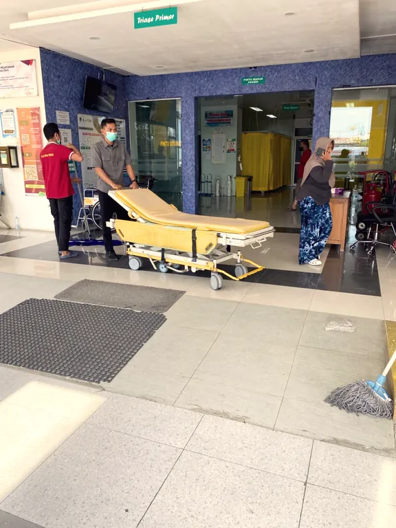 Petugas menyiapkan brankar di pintu masuk rumah sakit